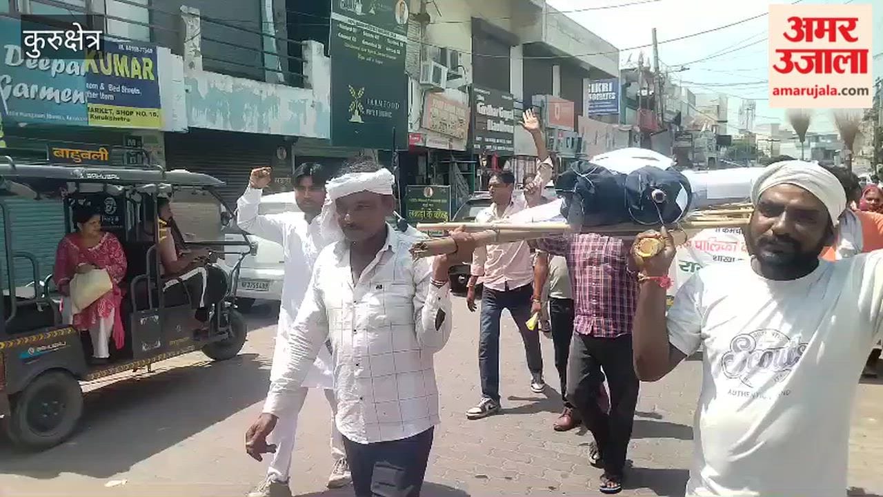Municipal sanitation workers in Kurukshetra up in arms; burn effigy of Haryana government.