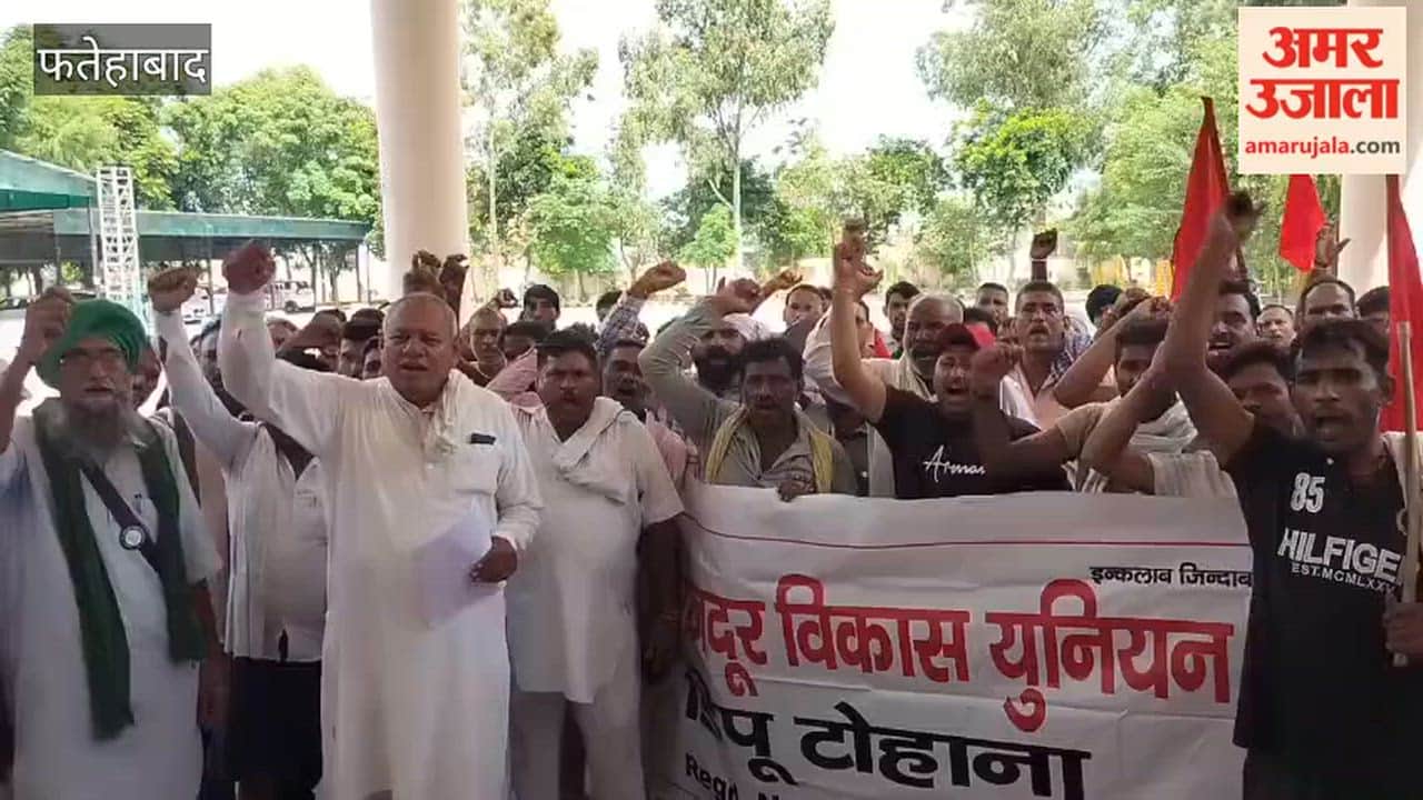 Palledars (loaders/porters) staged a protest in Tohana, Fatehabad, and submitted a memorandum to the SDM demanding a wage hike.
