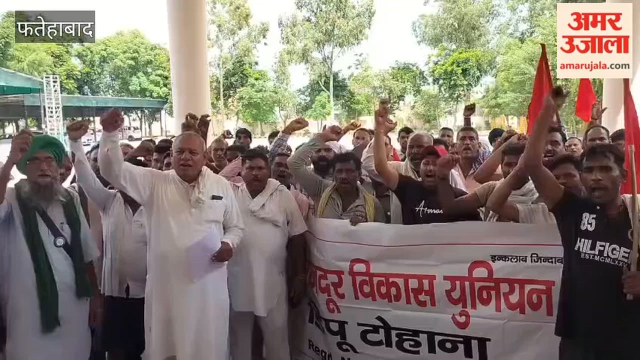 Palledars (loaders/porters) staged a protest in Tohana, Fatehabad, and submitted a memorandum to the SDM demanding a wage hike.