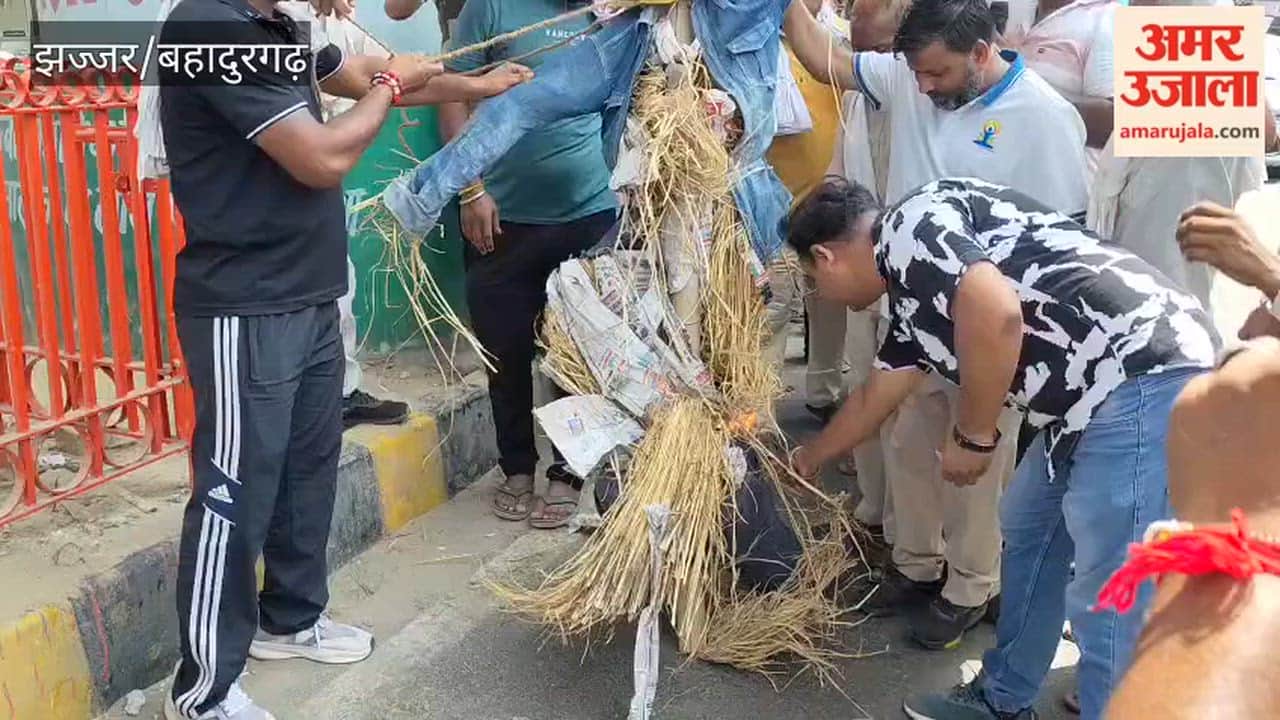 Sanitation workers burn effigy of Haryana government in Bahadurgarh; strike continues for the 27th day.