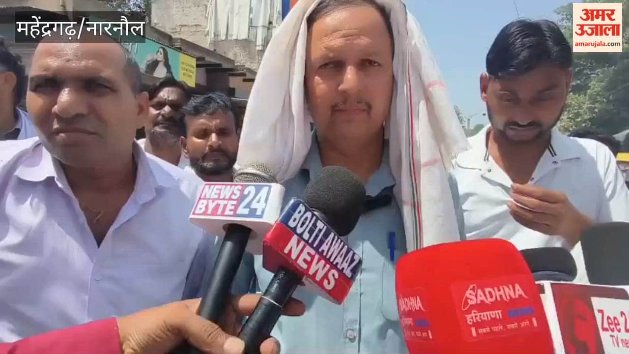 Mahendragarh sanitation workers burn effigy; appeal to the government to accept their demands.