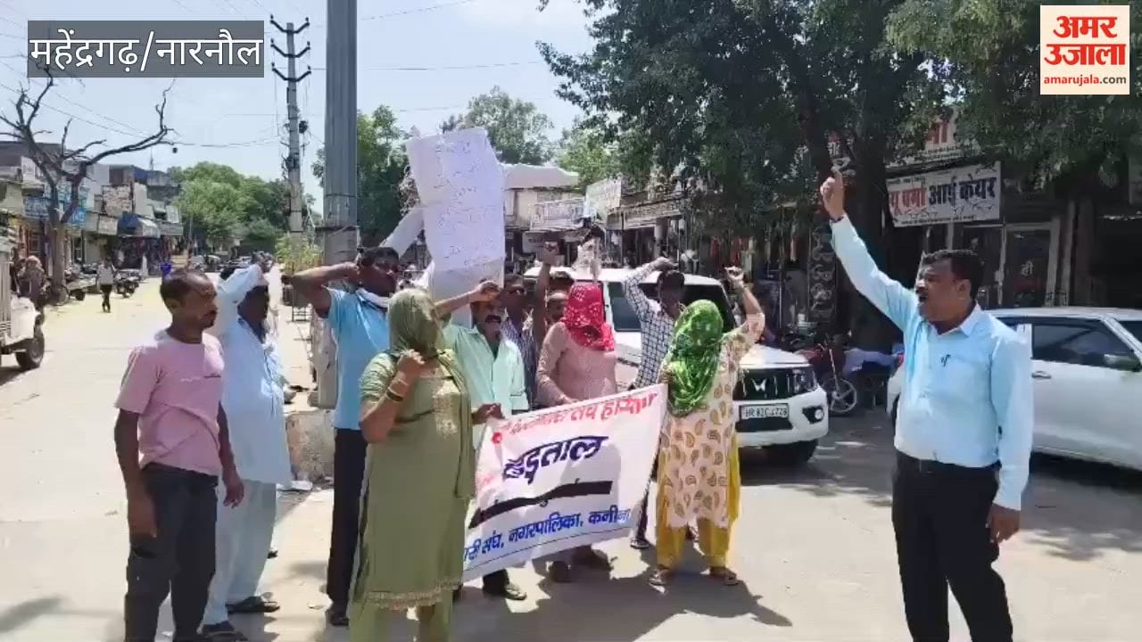 Kanina Municipal Council sanitation workers burned an effigy of the Haryana government.