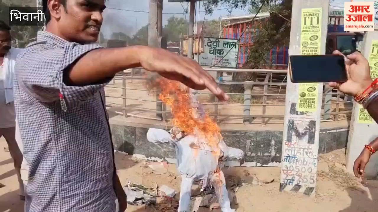 Loharu municipal employees burned an effigy of the government and expressed their anger by raising slogans.
