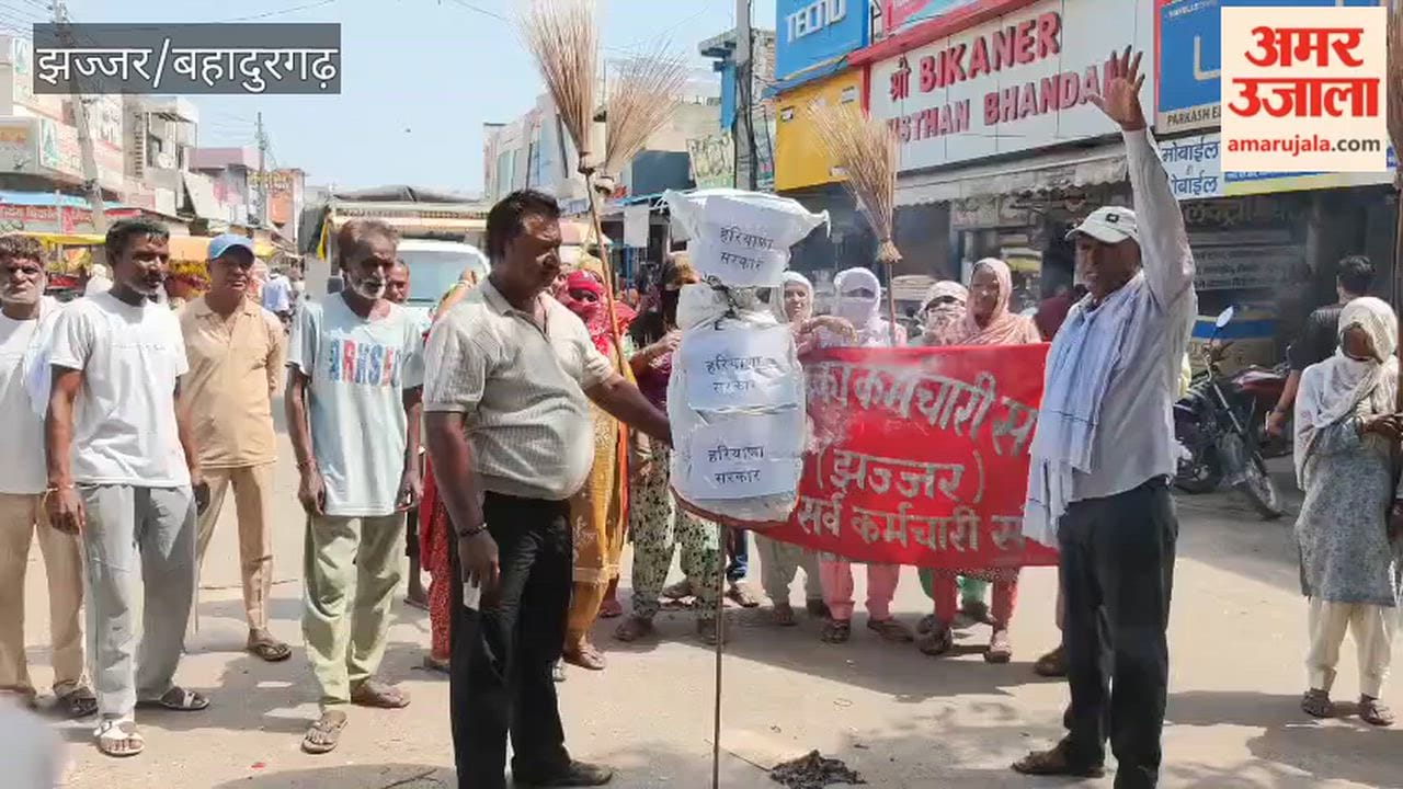 Sanitation workers in Beri burned an effigy of the Haryana government.