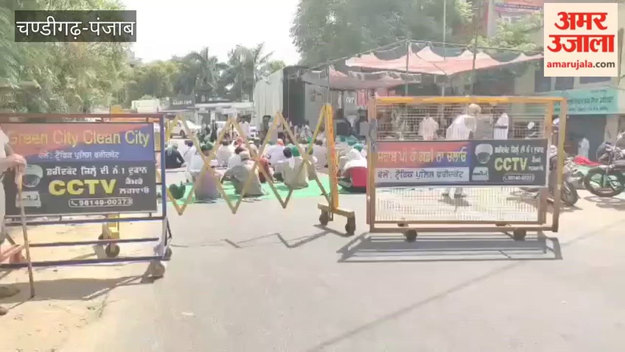 Farmers in Faridkot blocked the road to express their protest.