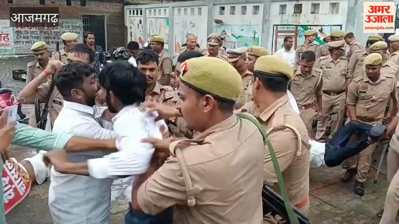 The Samajwadi Chhatra Sabha protested against the Vice-Chancellor who attended an RSS event