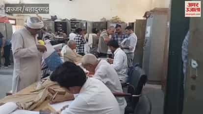 Patwaris returned to work in Jhajjar after the strike ended; crowds of people flocked to get their work done.