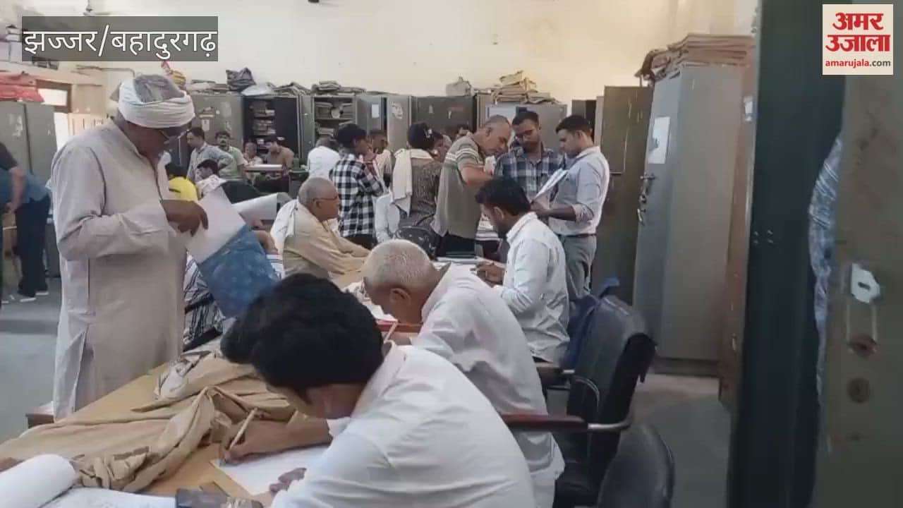 Jhajjar: Crowds throng the Patwarkhana as the strike ends; queues form to get work done.