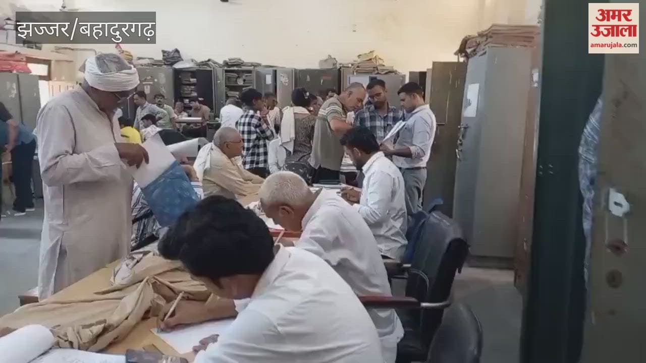 Jhajjar: Crowds throng the Patwarkhana as the strike ends; queues form to get work done.