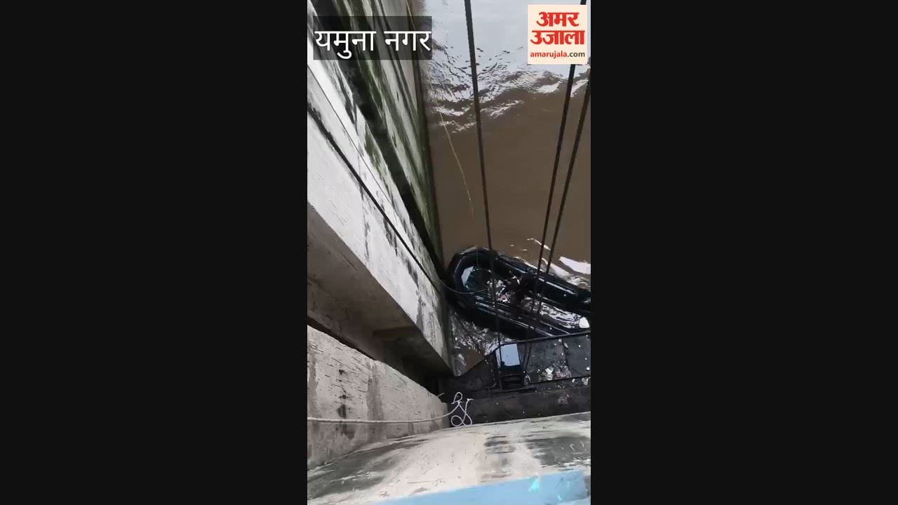 Boat carrying personnel capsizes in the Yamuna during flood relief training at Hathnikund Barrage in Yamunanagar; one jawan missing.