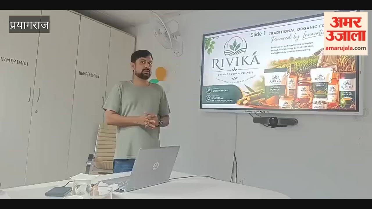 An entrepreneur pitching their startup at MNNIT's IIHMF.