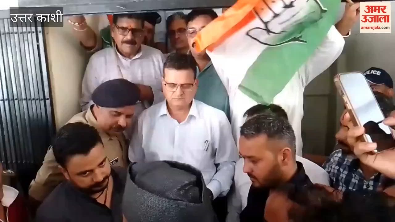 Uttarkashi: Congress protests at the CMO office over health services