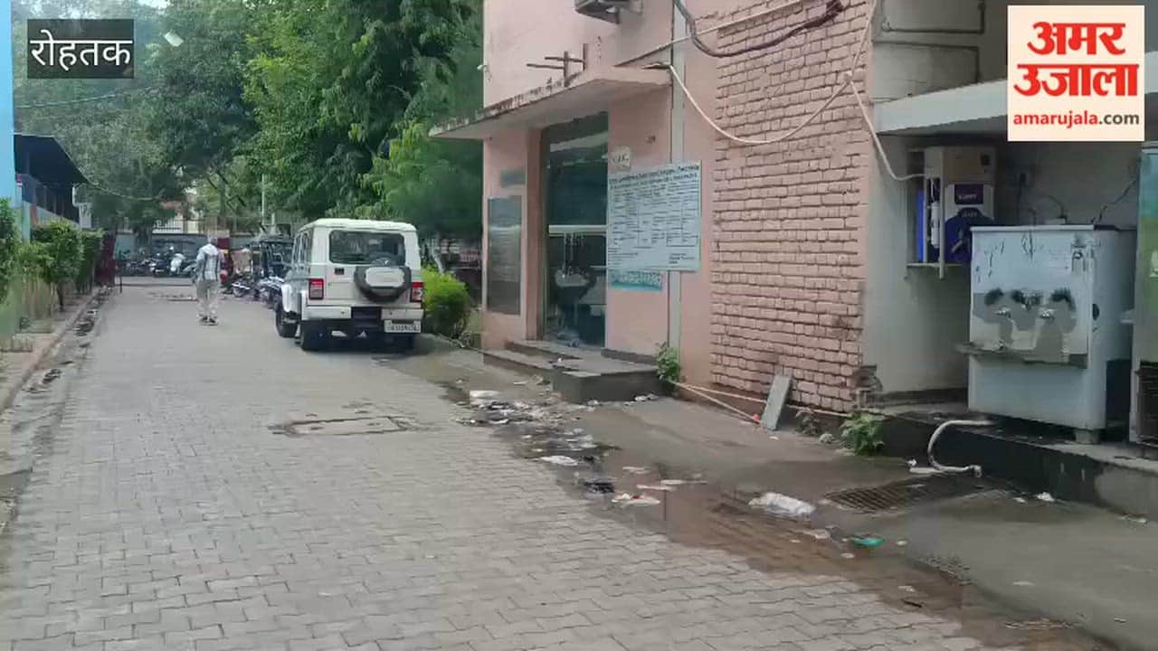 29th day of the sanitation workers' strike in Rohtak; locks put on all Municipal Corporation gates, garbage dumped outside.