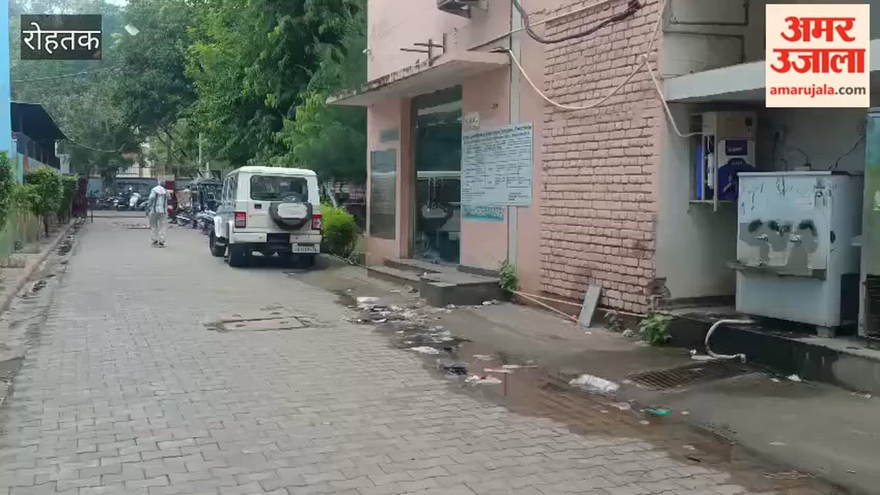 29th day of the sanitation workers' strike in Rohtak; locks put on all Municipal Corporation gates, garbage dumped outside.