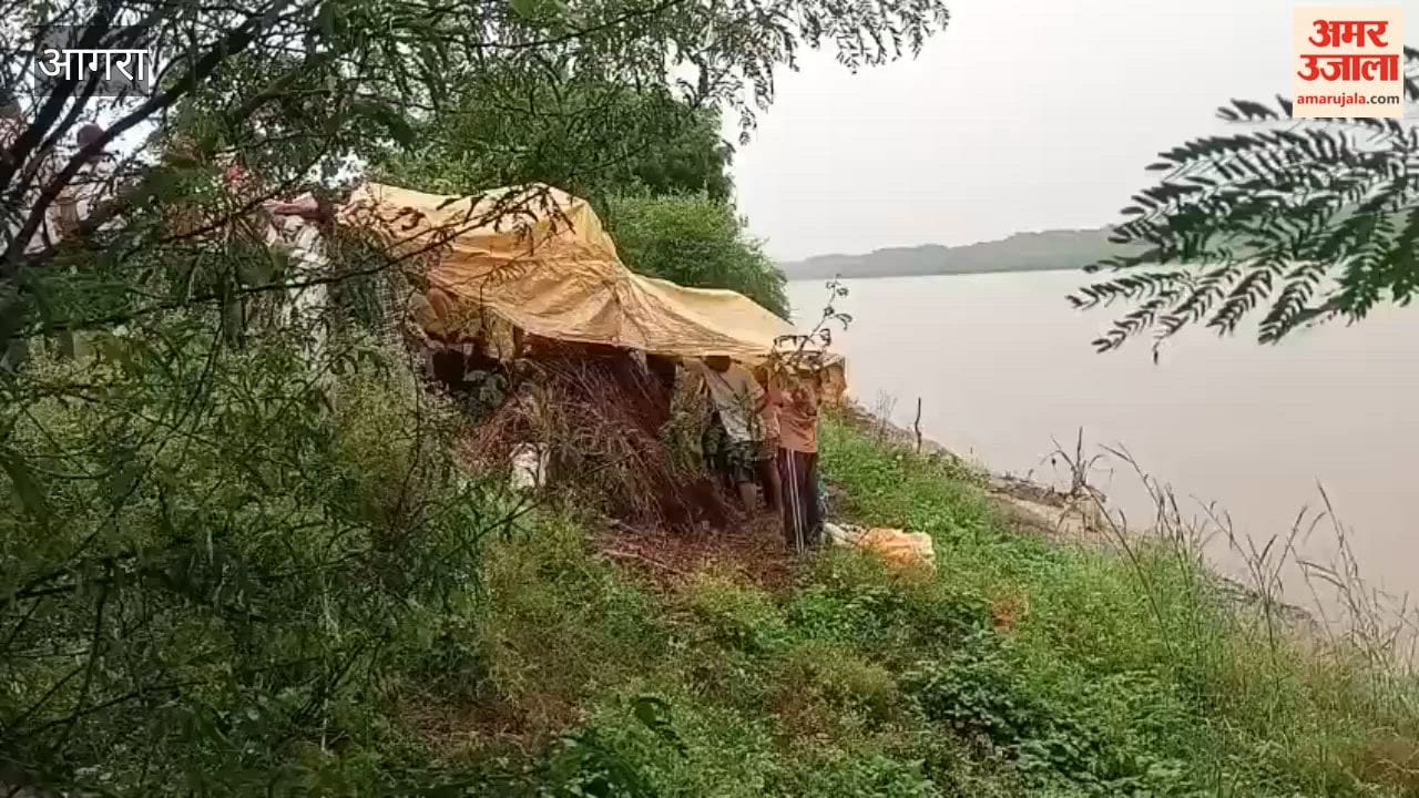 Rain Halts Cremation in Agra, Villagers Hold Tarpaulin Over Pyre for an Hour