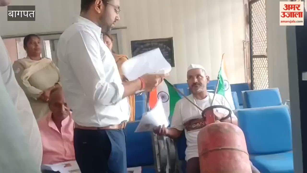 Baghpat: Consumer Reaches Collectorate with LPG Cylinder, Alleges Black Marketing at Gas Agency
