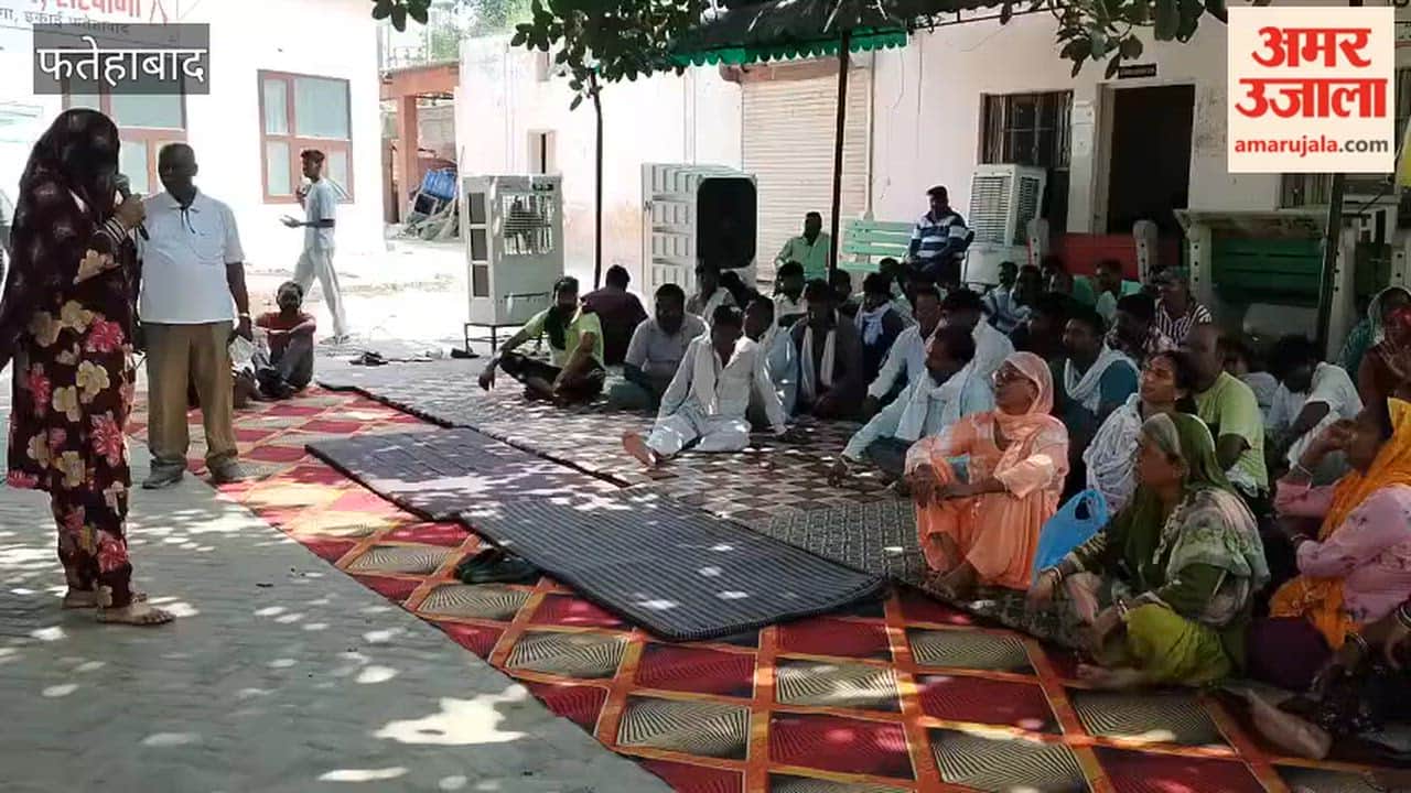 Fatehabad: Drivers and helpers from the door-to-door garbage collection agency have also come out in support of the strike.
