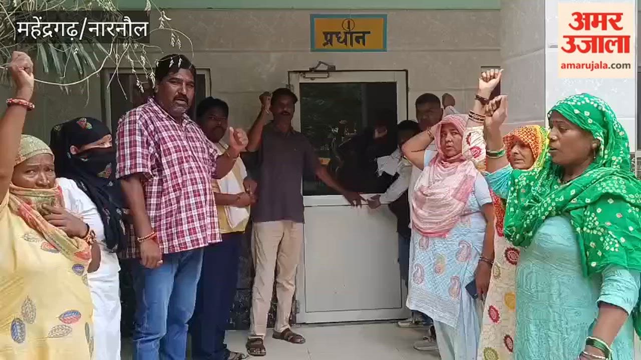 Narnaul sanitation workers staged a protest and locked the office of the Municipal Council President.