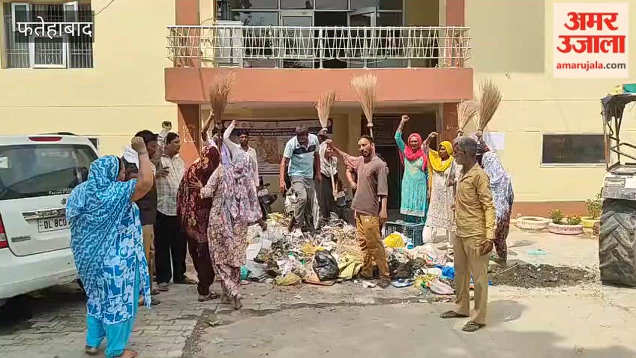 Ratia: Sanitation workers surrounded the door-to-door garbage collection vehicles and unloaded the waste after parking three of the vehicles within the municipal premises.