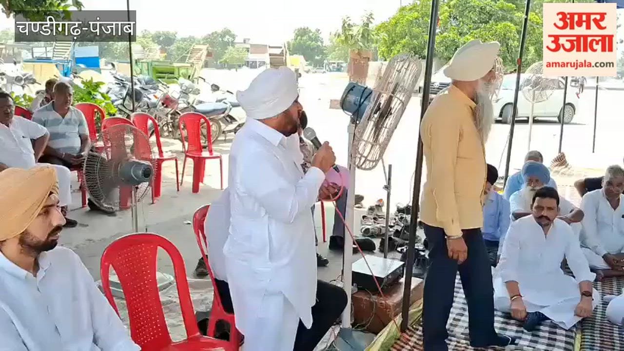 Former MP Mohammad Sadiq visits the protest in Kotkapura
