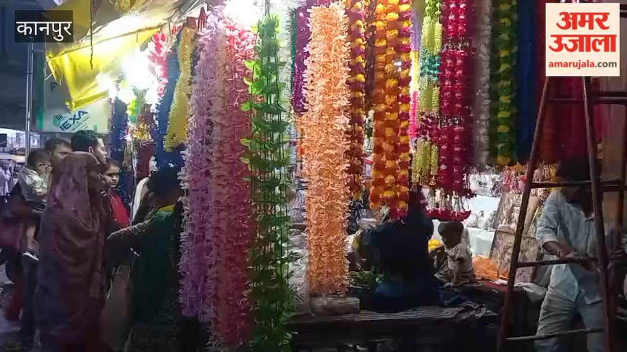 Kanpur: Devotees thronged shops selling decorative items on Janmashtami and shopped enthusiastically