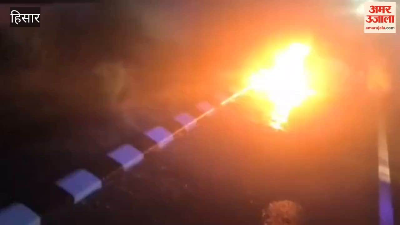 Massive fire breaks out in a moving Swift Dzire car in Hansi; driver saves his life by escaping in time.