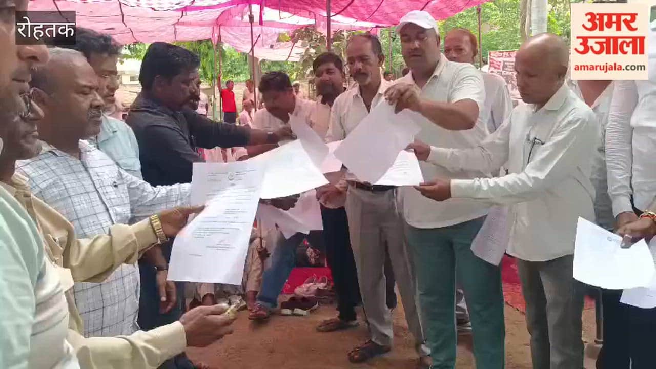 Sanitation workers in Rohtak burn copies of government order; remain firm on the May 13 agreement.