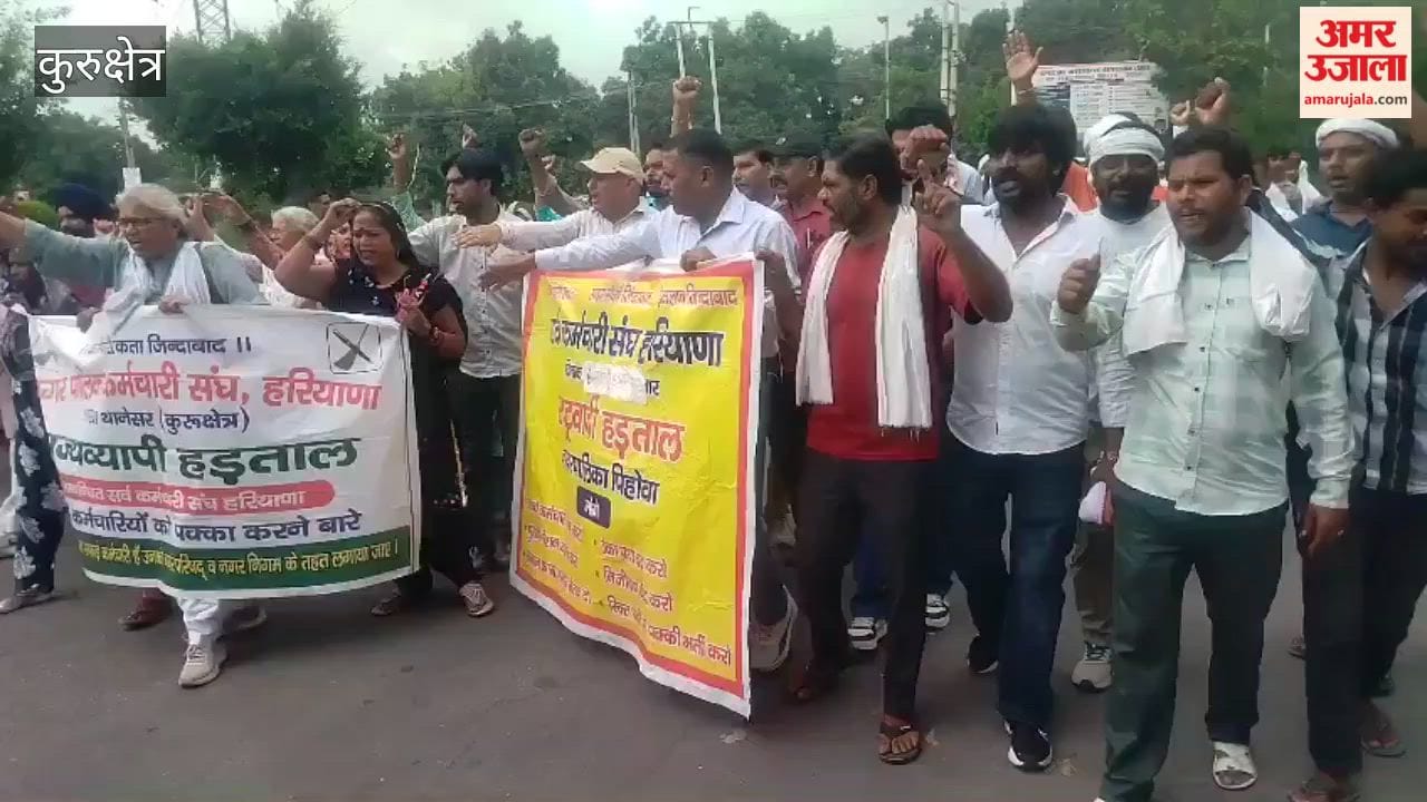 Sanitation workers on strike in Kurukshetra are enraged; they have reached the Chief Minister's residence.