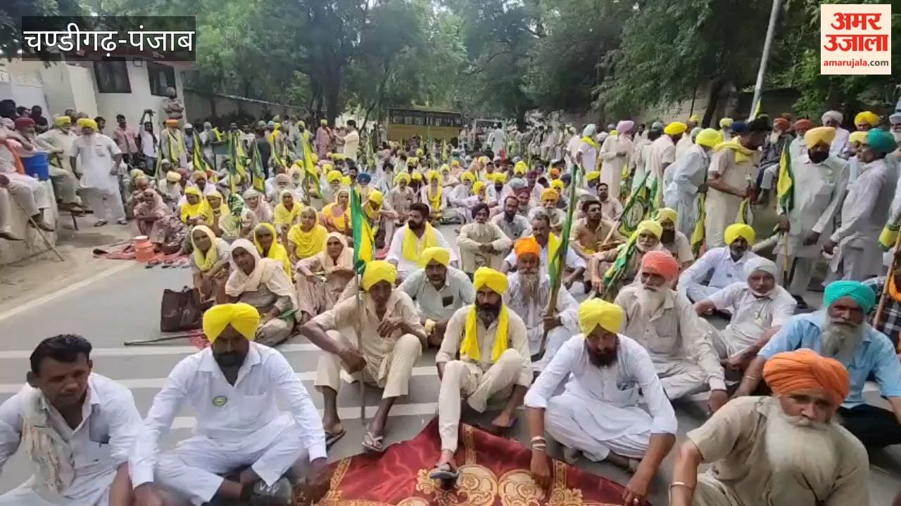 BKU Ekta Ugrahan gheraoed the residences of the Deputy Commissioner and SSP in Bathinda.