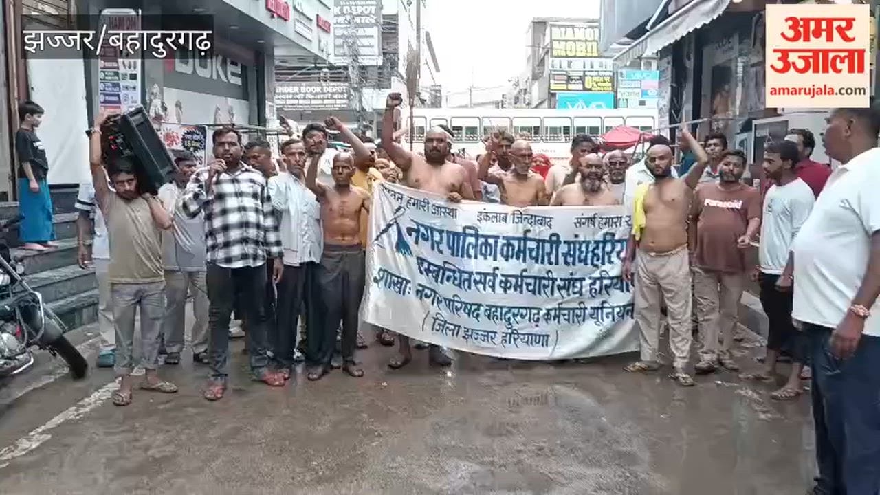 Sanitation workers in Bahadurgarh protest against the government while half-naked; 31st day of the strike.