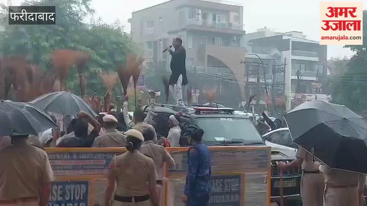 sanitation workers staged protest by climbing on commando escort vehicle of Local Bodies Minister In Faridabad