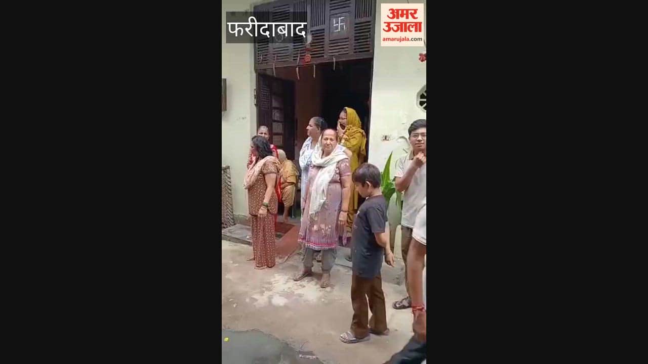Residents of Faridabad Parvatiya Colony forced to step into filthy sewer water