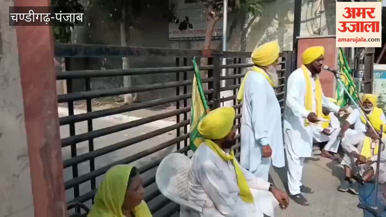 moga Punjab Farmers stage sit-ins outside Deputy Commissioner offices; hold a massive protest