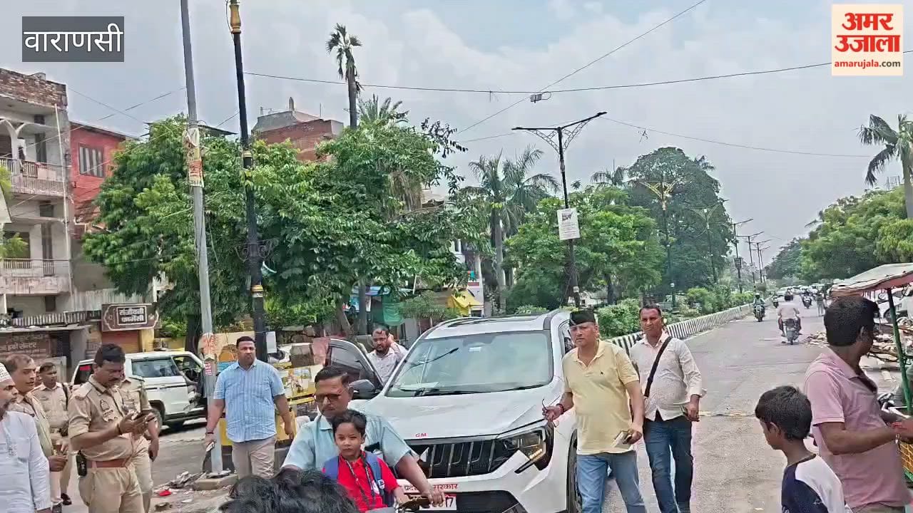 People raise slogans before Cantt MLA express anger over filth