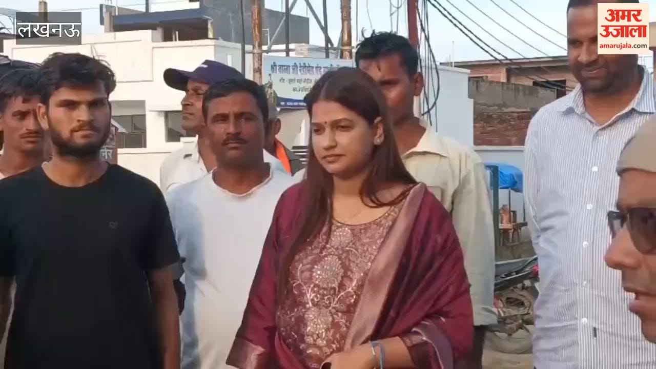 लखनऊ में जलभराव पीड़ितों से मिलीं सपा प्रवक्ता पूजा शुक्ला, नगर निगम पर धरने की चेतावनी