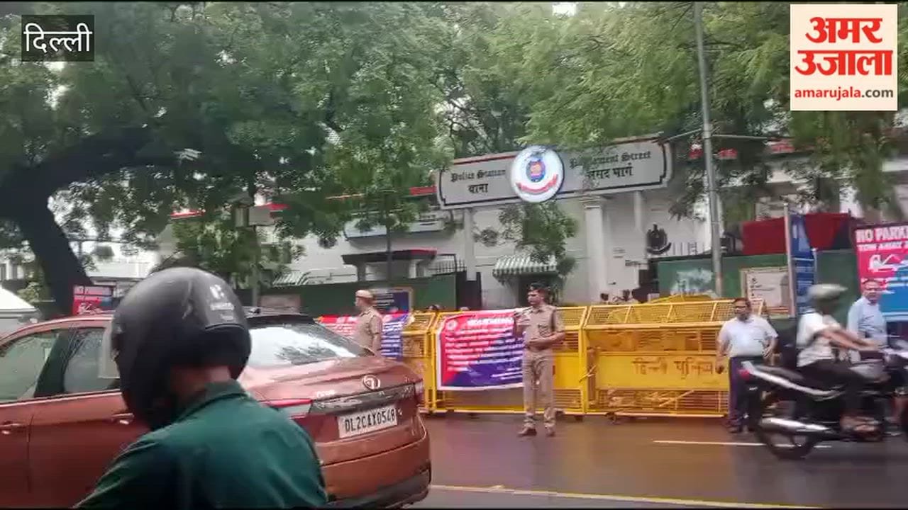 Hindu organizations protest at Parliament Street Police Station in support of Swatantra Bhardwaj