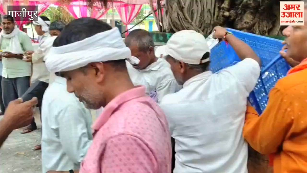 Distribution of relief supplies in Ghazipur