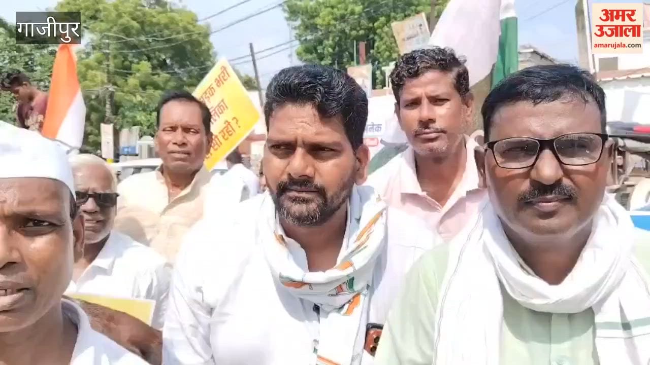 Congress workers hold protest procession using horse-drawn carriages over road conditions