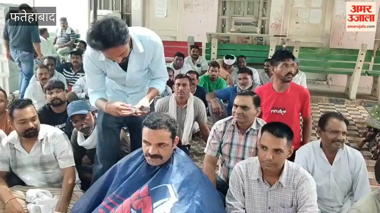 Sanitation workers' strike in Fatehabad continued for the 30th day; workers had their heads shaved.