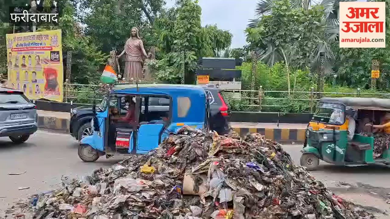 Sanitation workers dumped garbage at BK Chowk in Faridabad