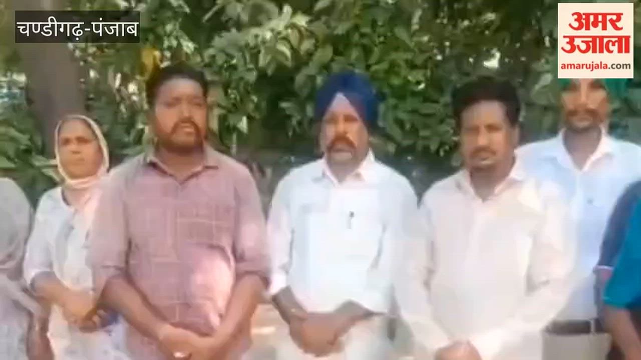 Sanitation workers and watchmen of government schools staged a protest against the government in Guruhar-Sahai.