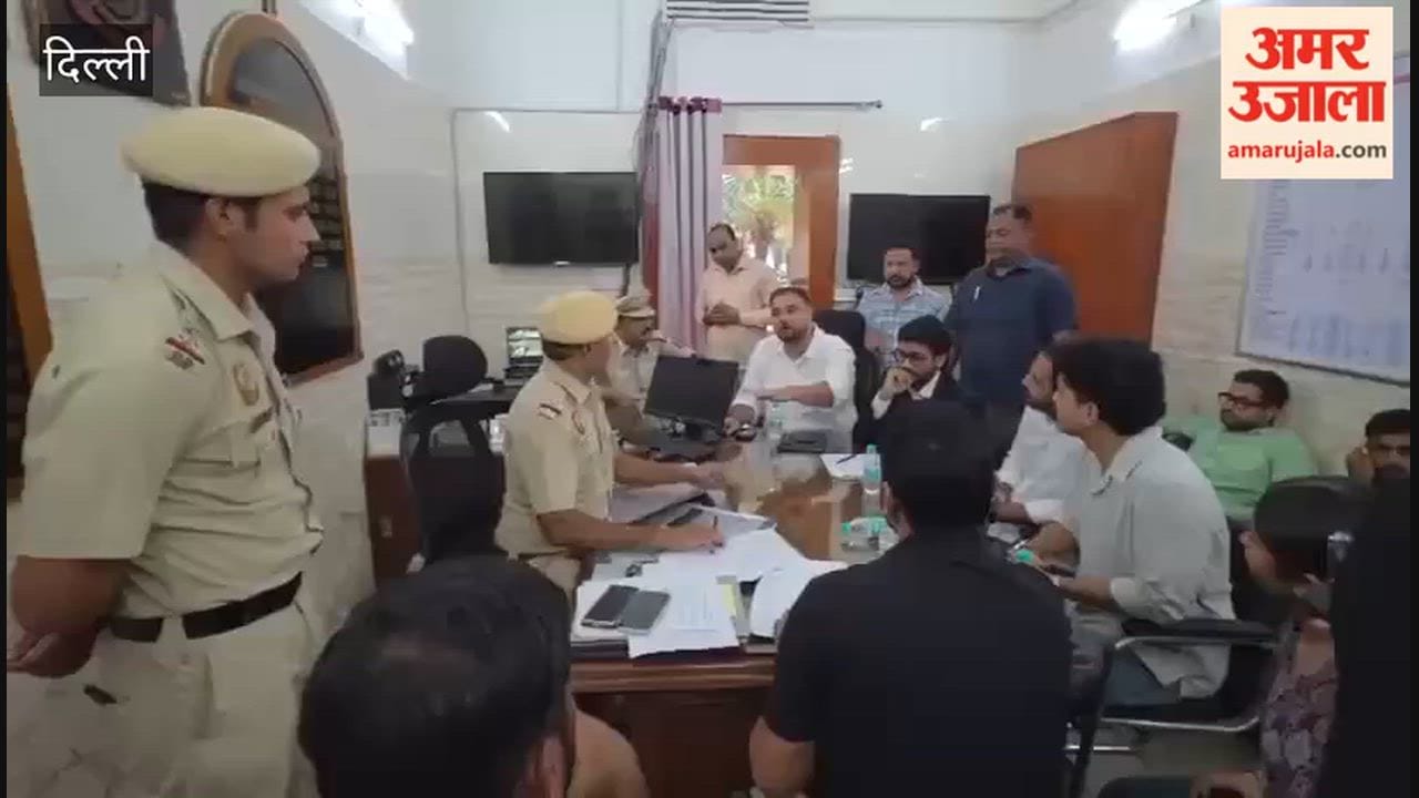 CJP and Youth Congress activists arrived at the Parliament Street police station