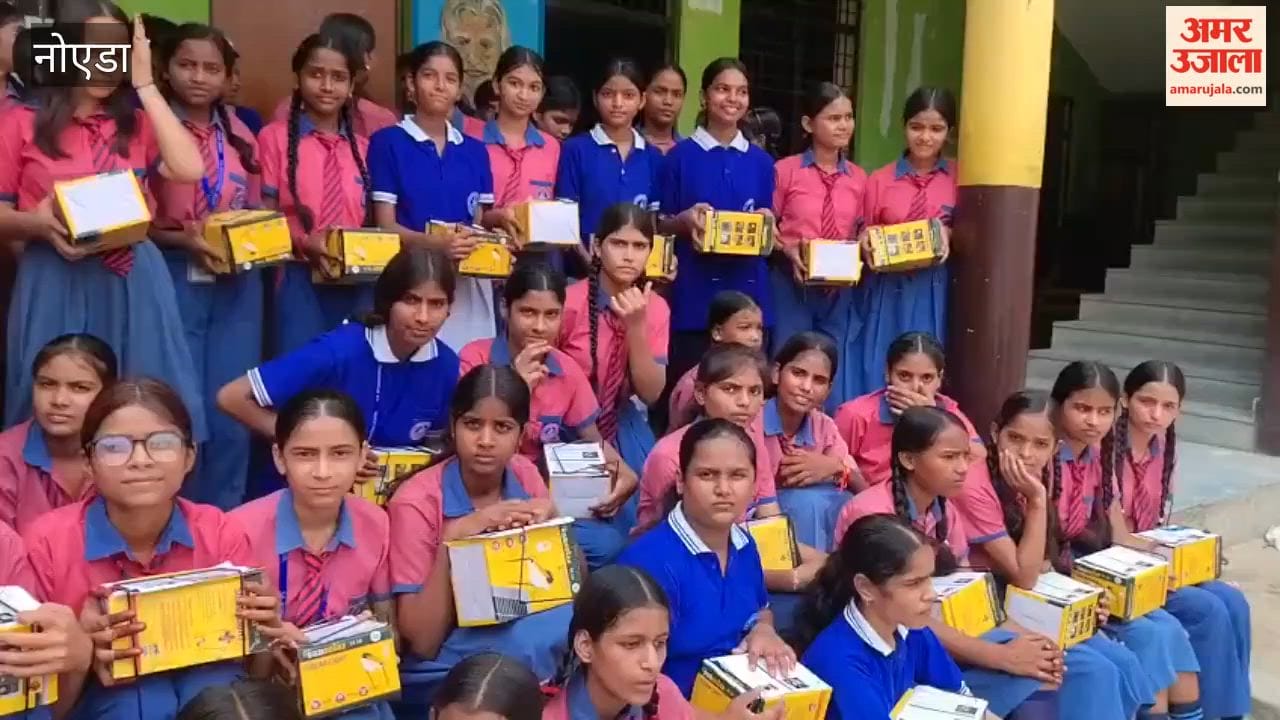 social worker distributed 2000 lights to schoolchildren in Noida