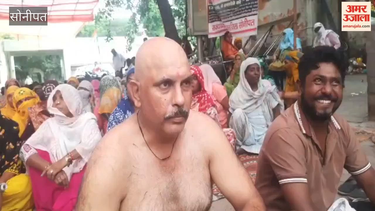 Striking employees in Sonipat registered their protest by shaving their heads and staged a demonstration by smashing earthen pots.