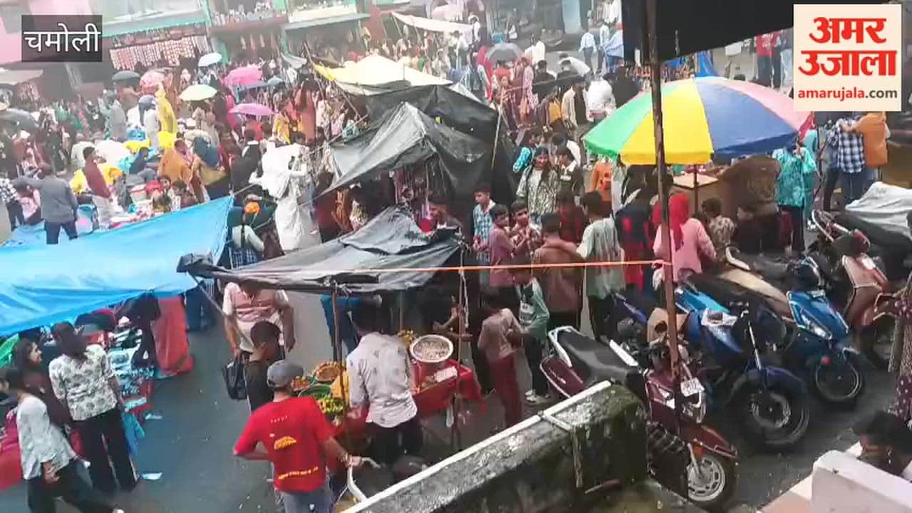 Crowds of devotees thronged the Nagnath Temple on Krishna Janmashtami fair was set up at Pokhari