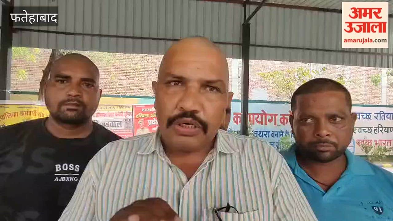 Sanitation workers on strike in Ratia underwent a mass tonsure ceremony to express their anger against the government.