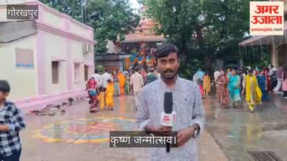 Crowds of devotees throng Gita Vatika for the Krishna Janmotsav celebration.