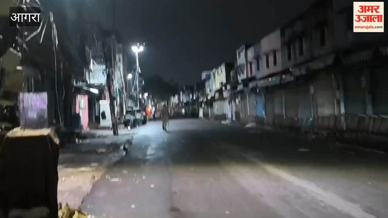 Hindu Mahasabha office-bearers arrived to perform Aarti on the steps of Jama Masjid