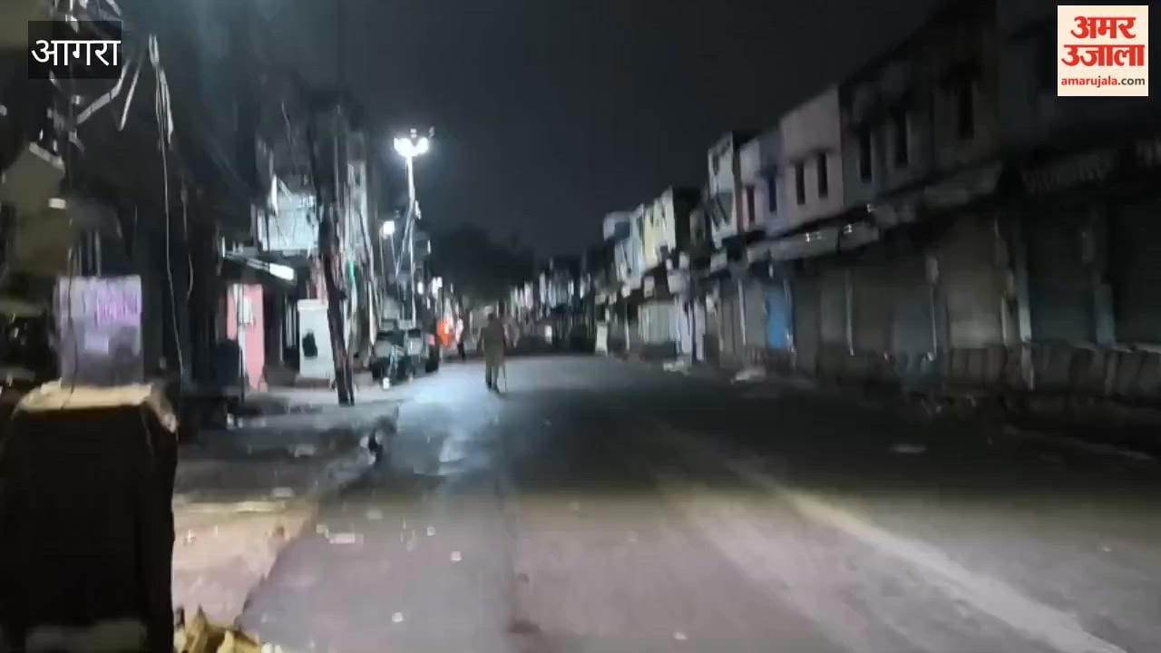 Hindu Mahasabha office-bearers arrived to perform Aarti on the steps of Jama Masjid