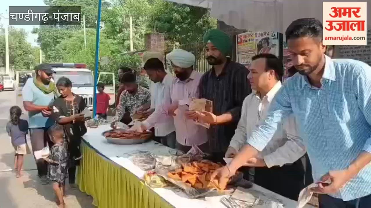 Langar organized outside the SSP camp house.